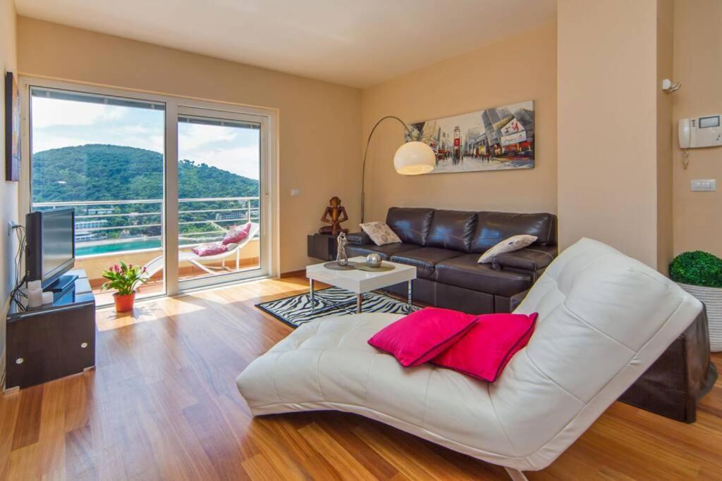 Blue Dream - Stylish With Stunning Sea View Apartment